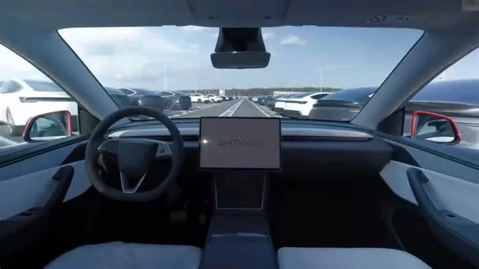 НовыеTesla Model Y автономно сходят с конвейера, самостоятельно заряжаются электро энергией и направляются на стоянку доставки