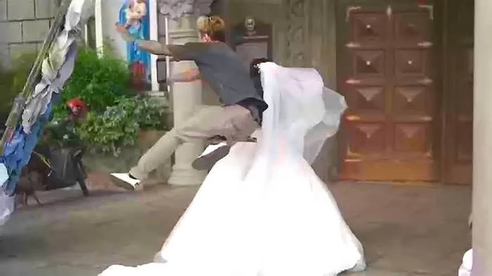 Марио-паркурщик защитил невесту Мальвину от падающего щита с цветами