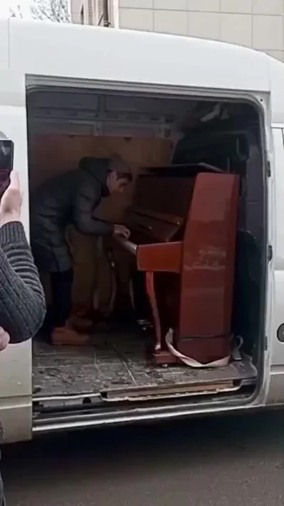 5 лет Гнесинки не зря прошли, теперь когда грузит пианинЫ может класс показать
