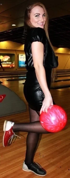 Девушки гоняют шары