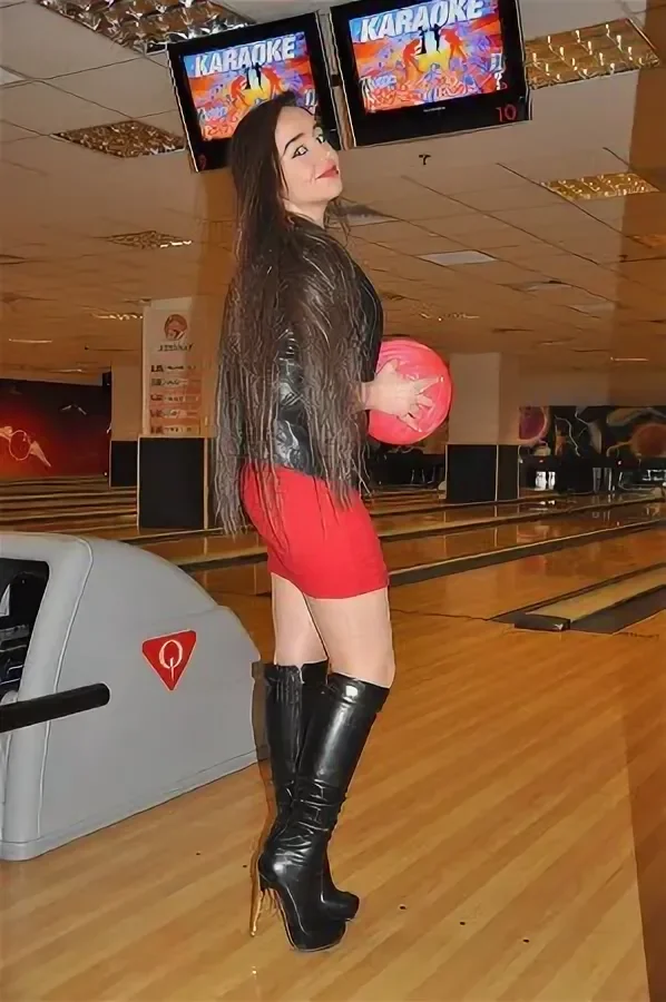 Девушки гоняют шары