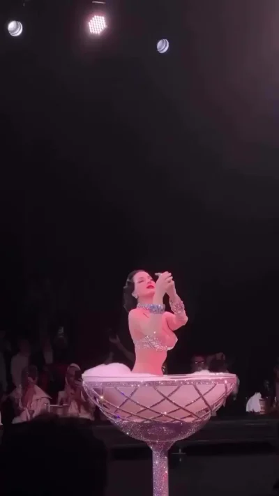 Кому бокал шампанского с вишенкой)