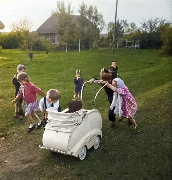 Деревенская жизнь в СССР: 20 тёплых раскрашенных фотографий из прошлого