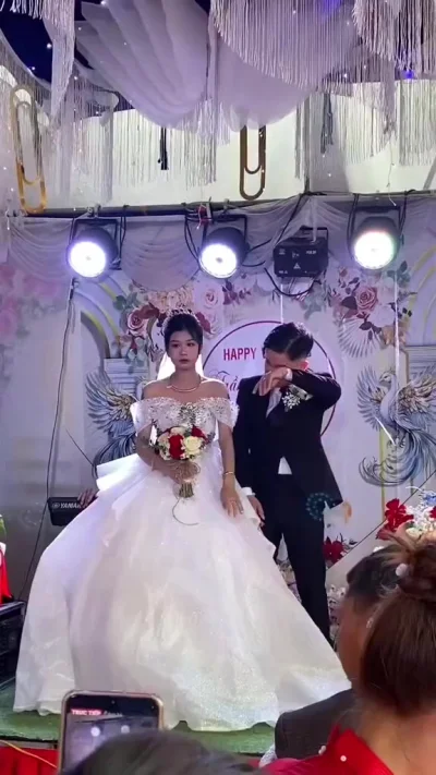 Мам, может не надо? Не отдавай меня ей!