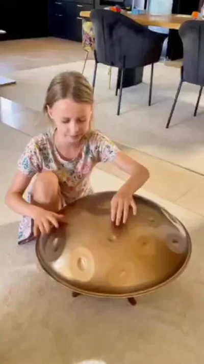 Девочка играет на Ханге