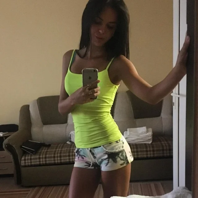 Девушки делают селфи