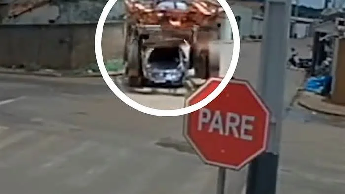 Лесовоз наехал на легковушку, но она отделалась легким испугом