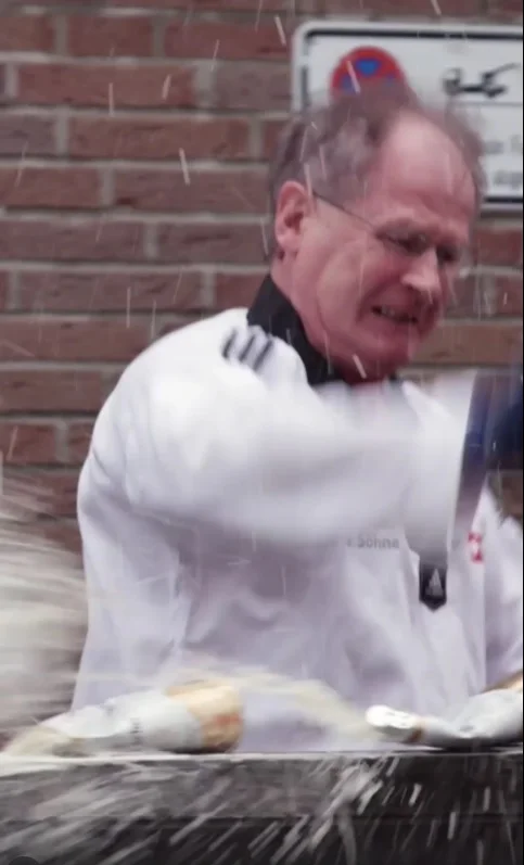 Ниньзя-боец демонстрирует силу удара