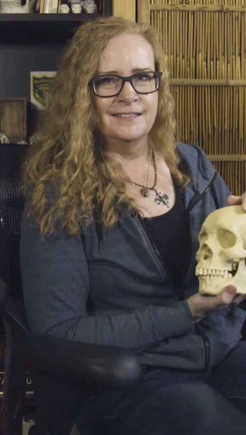 Судебный эксперт реконструирует лица из черепов