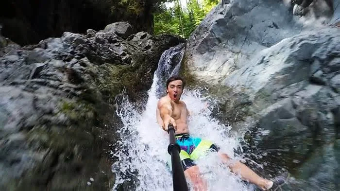 Природный аквапарк с водопадом высотой 35 футов