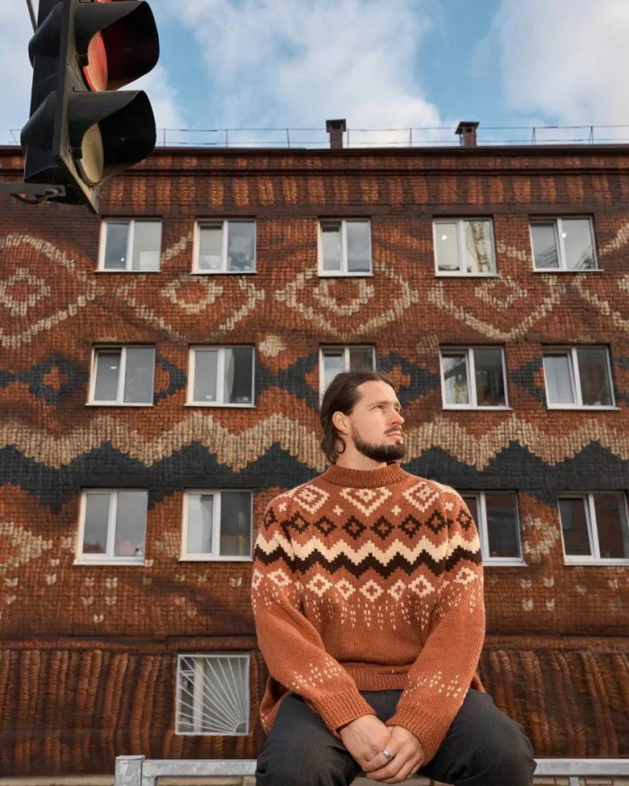 🧶 Дом в свитере: как Тюмень "связала" самый уютный мурал в России