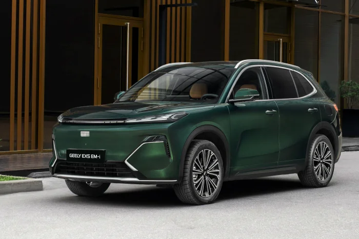 Geely объявила цены на гибридный кроссовер. В России - от 3,5 млн. р., в Китае - от 1,25 млн.р.