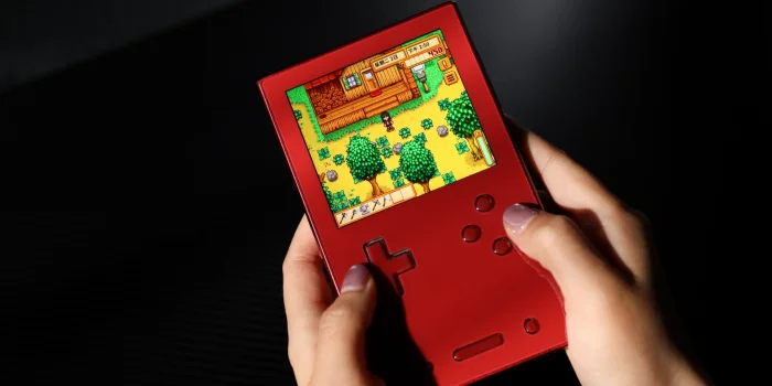 Компания Ayaneo представила Pocket Vert — вертикальную ретро-консоль с необычным скрытым тачпадом