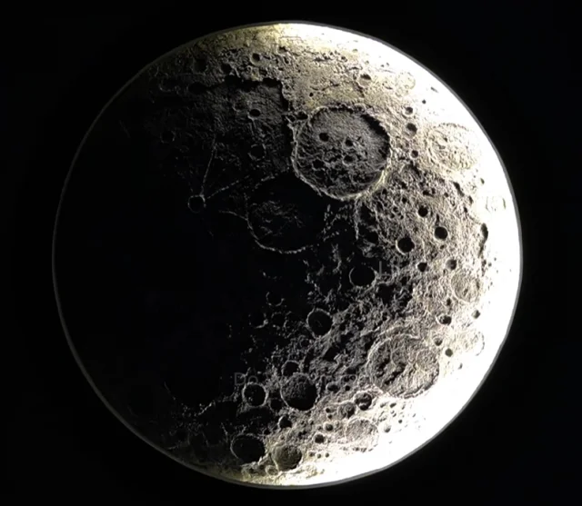 Поразительная цементная скульптура луны