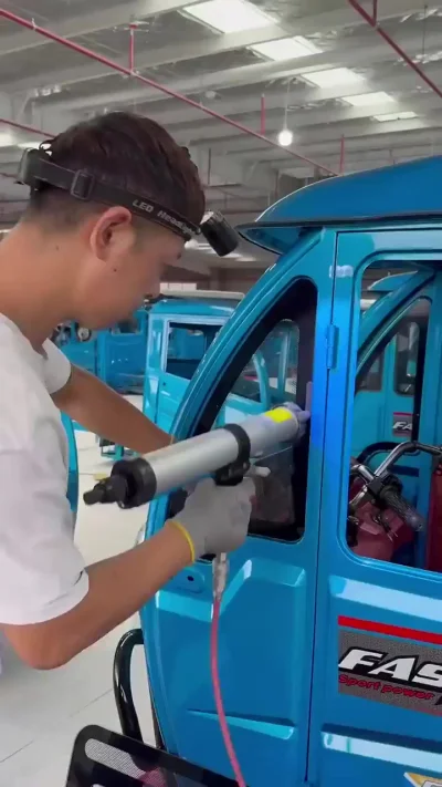 Не прислоняйтесь к окну изнутри )