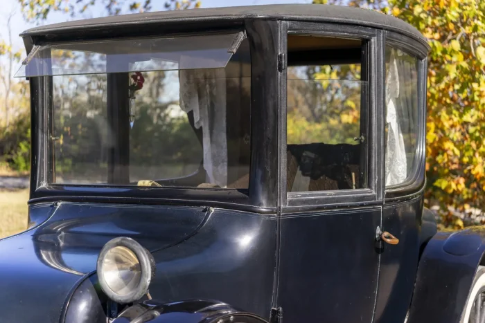 Уникальный лот появился на аукционе: 105-летний электромобиль, сохранивший свою работоспособность.