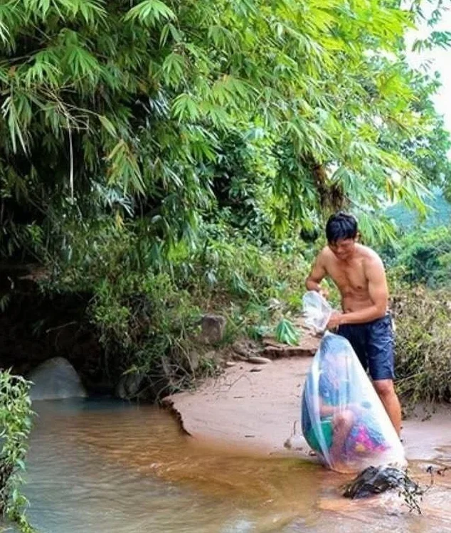 Во Вьетнаме детей доставляют в школу в полиэтиленовых пакетах