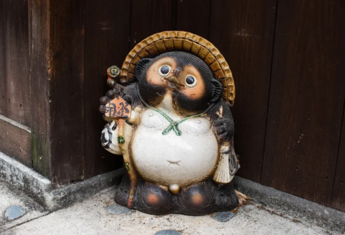 Зачем у входов в магазины Японии ставят тануки с огромными атрибутами удачи