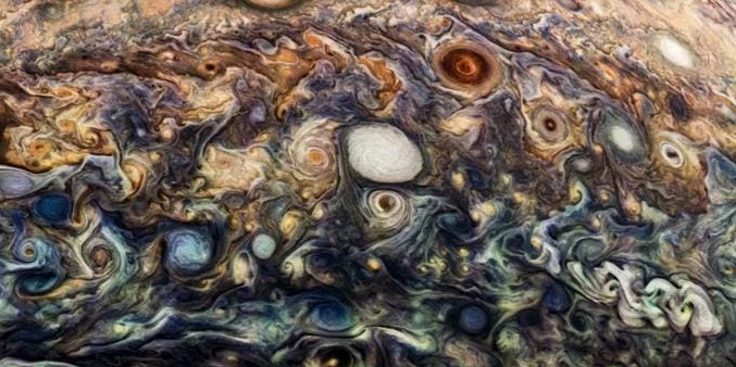 Зонд НАСА «Юнона» сделал и отправил впечатляющие снимки Юпитера исключительной четкости