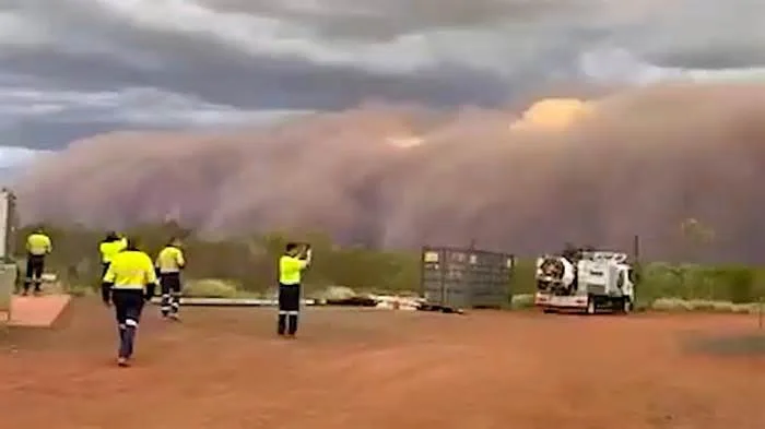 Гигантская пылевая буря в Австралии