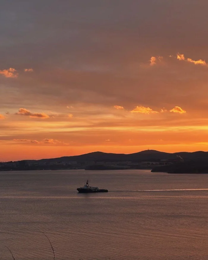 🌇 Неожиданно яркий декабрьский закат в Приморском крае
