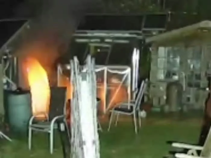 Небольшой взрыв аккумулятора электровелосипеда в сарайчике