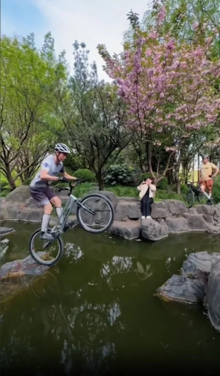 Загадка дня: Сможет ли чел перепрыгнуть на другой камень?