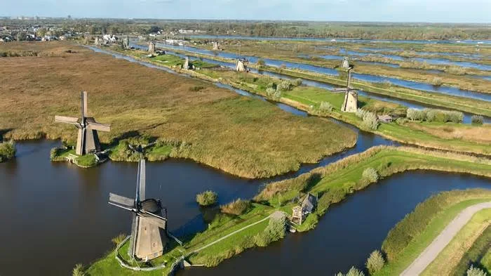 Ветряные мельницы Киндердейка, объекта Всемирного наследия ЮНЕСКО, показывают, как голландцы превратили воду в сушу