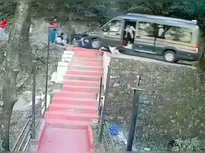 В Индии микроавтобус, полный туристов, внезапно катится назад по склону гоы - Пассажиры в панике выпрыгивают из него