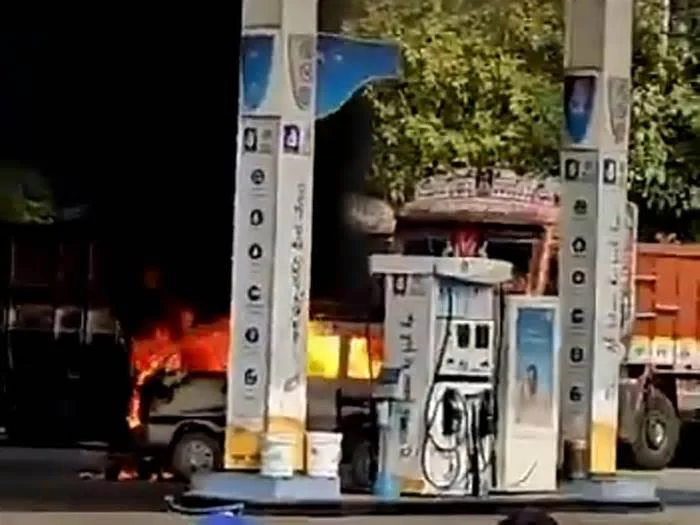 Заехал подзаправиться, а то бензин че-то быстро заканчивается