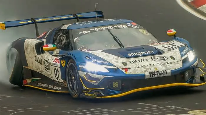 У Ferrari GT3 на высокой скорости в Нюрбургринге начало отваливаться колесо, но пилот был начеку