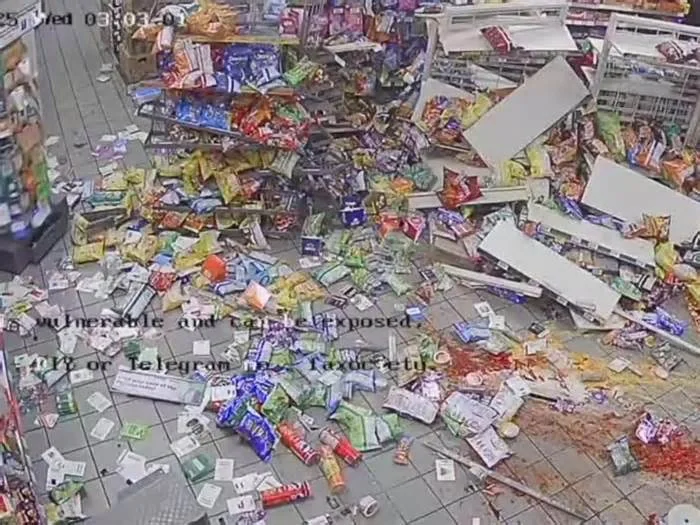 В Техасе грабители протаранили магазинчик и похители банкомат