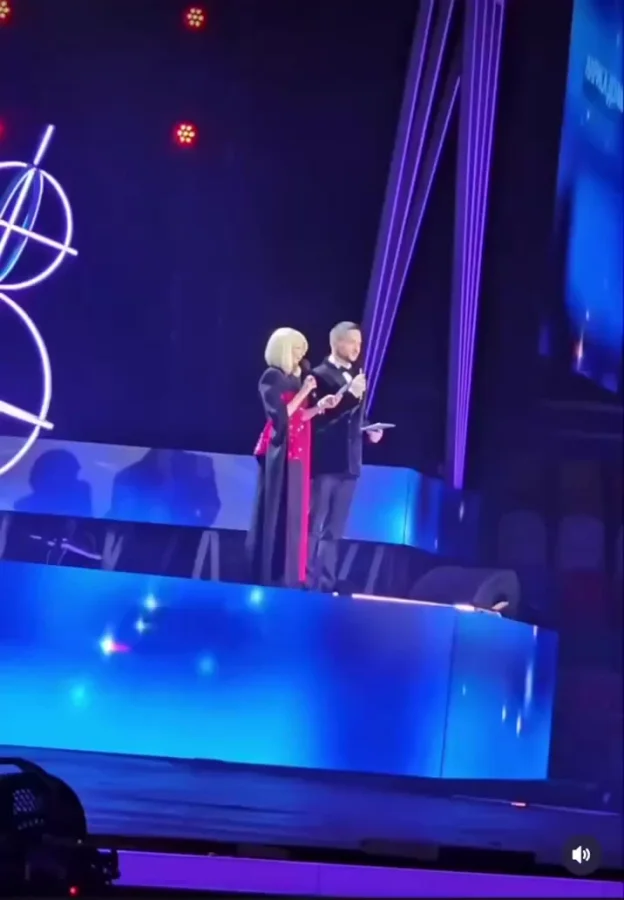 Реакция зрителей на выход Ларисы Долиной на сцену "Песня года 2025"