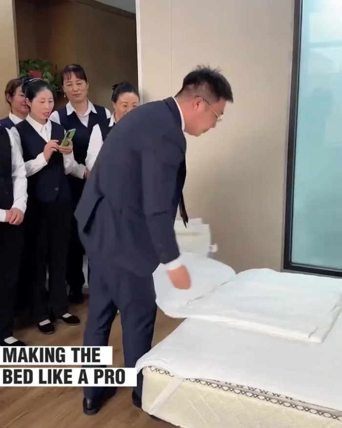 Менеджер отеля обучает персонал искусству заправки постели