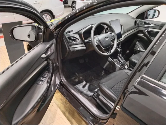 АвтоВАЗ объяснил разницу в ценах на Lada в России и Беларуси: конкуренция!