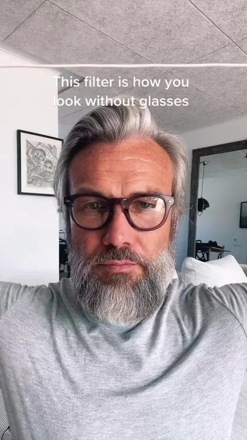 Этот фильтр показывает, как вы будете выглядеть без очков