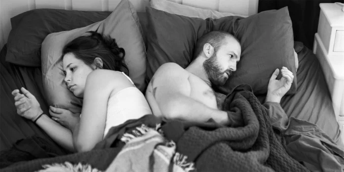 Фотограф показал, как люди выглядят без телефонов в руках, подчёркивая их отчужденность и одиночество