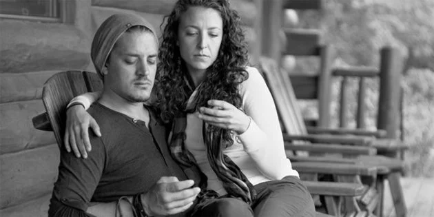 Фотограф показал, как люди выглядят без телефонов в руках, подчёркивая их отчужденность и одиночество