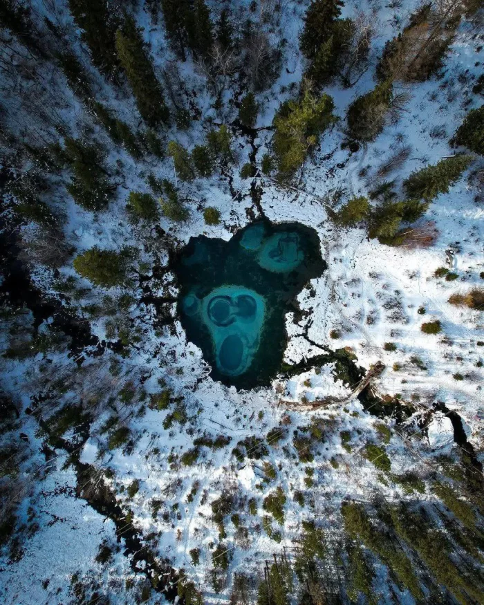 Гейзерное озеро в Горном Алтае — бирюзовый феномен среди снегов