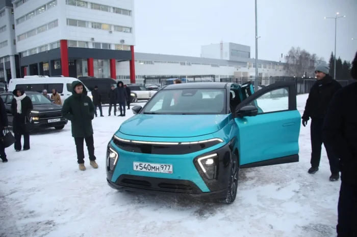 Компания «КамАЗ» объявила о старте предпродаж первой партии российских электромобилей «Атом»