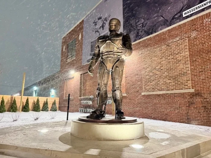 Культовый персонаж вернулся домой: бронзовый Робокоп занял свое место в Детройте