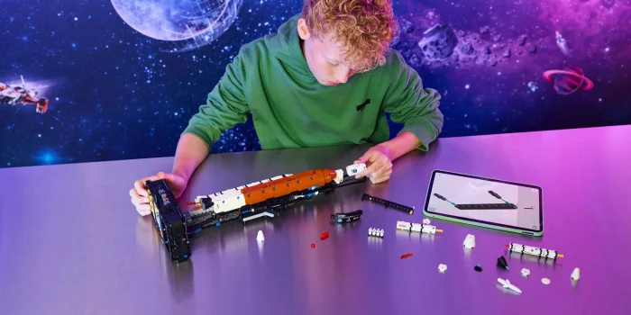 Lego выпустила набор, позволяющий собрать копию лунной ракеты NASA SLS, способную к запуску