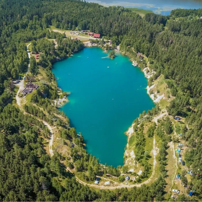 🌊 Мраморное озеро в Абрашино: бирюзовая вода на месте древнего карьера