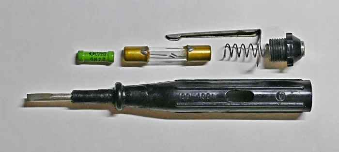 Отчего тестер-отвёртка светится при прикосновении рукой?