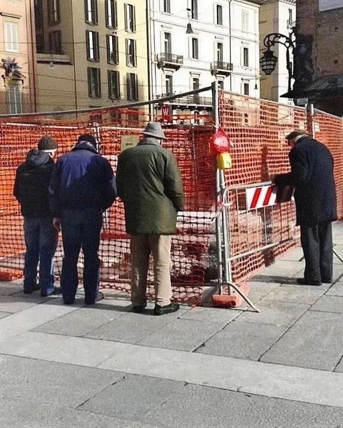 Почему итальянские пенсионеры так любят наблюдать за стройкой