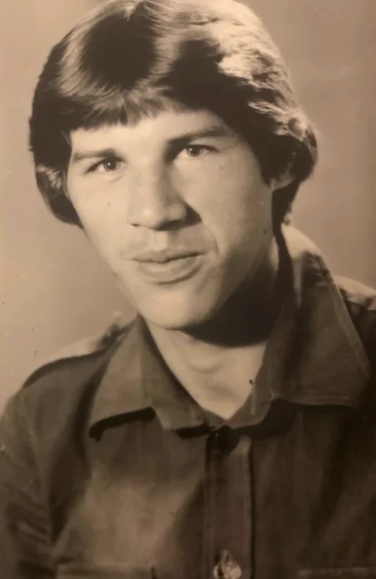 Ползал на коленях, чтобы убирать улицы: неравнодушные люди собрали дедушке 9 млн на дом