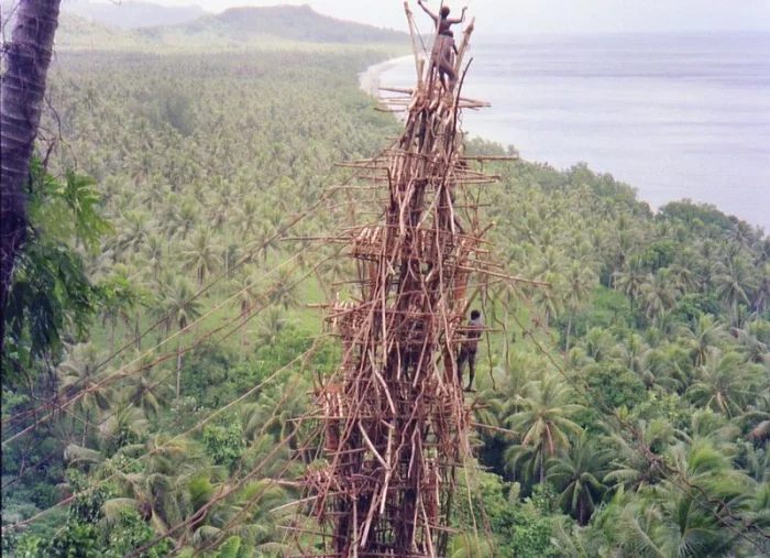 Ритуал Н'гол: зачем мужчины с острова Пентекост бросаются вниз головой с 30-метровых башен?