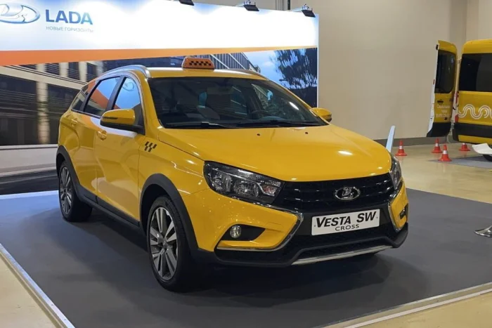 Самозанятые таксисты смогут пока ездить на иномарках