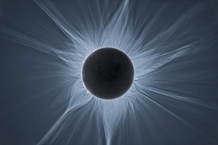 Солнце во время затмения и невероятная комета: 12 снимков удивительных явлений