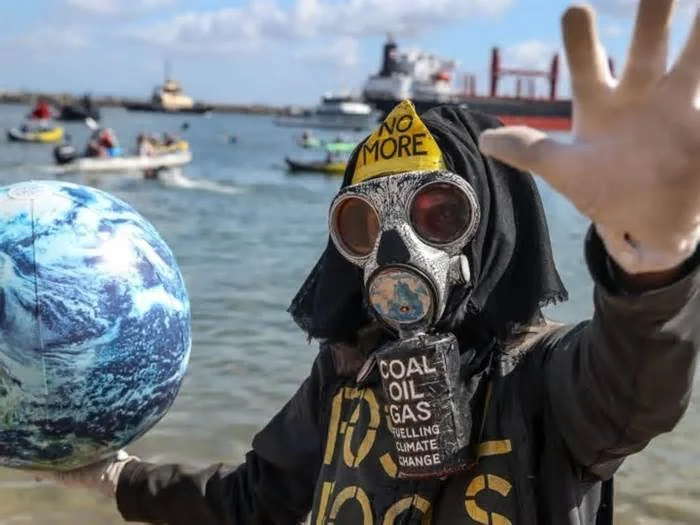 Эко-активисты в защиту климата протестовали против экспорта угля в порту Ньюкасла